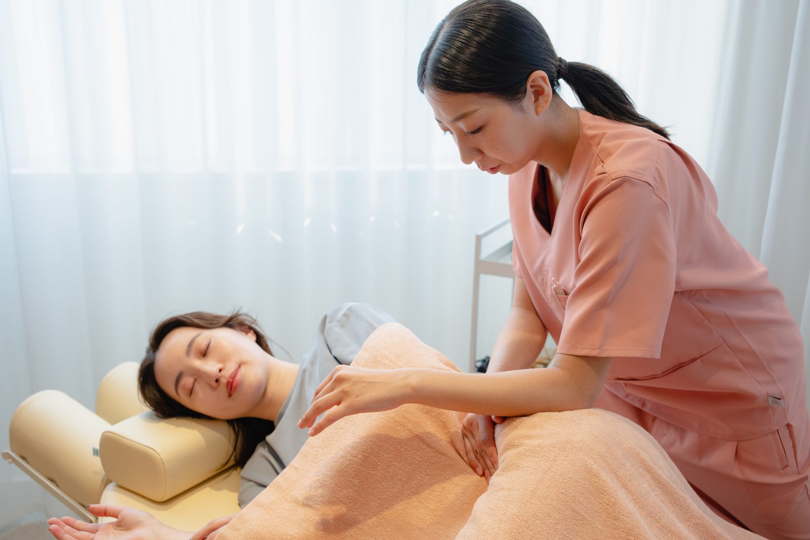 ベッドで施術をしている様子